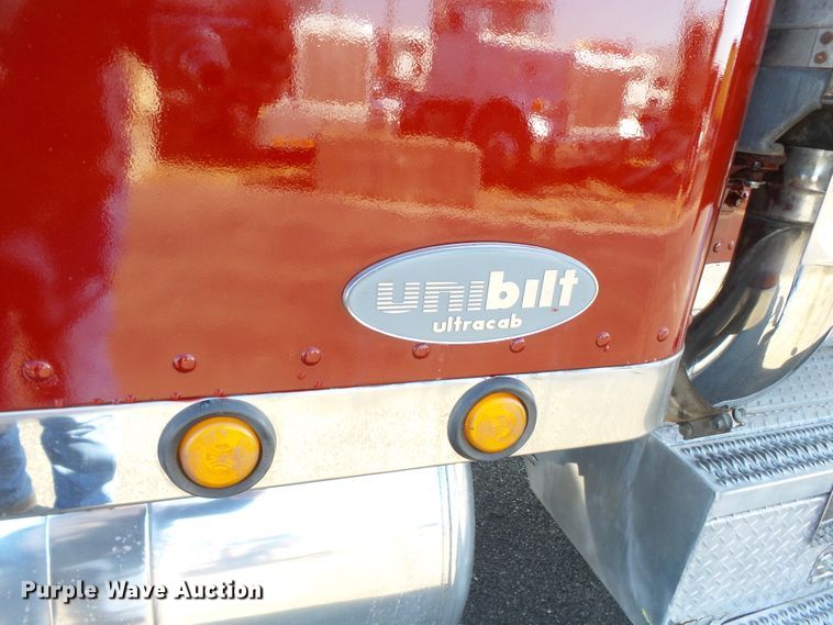 image for item H1182 2004 Peterbilt 379 semi truck