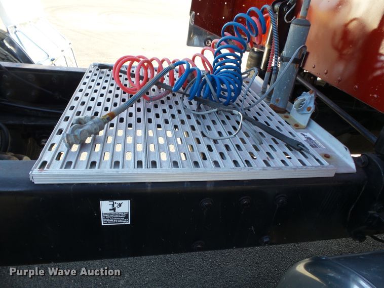 image for item H1182 2004 Peterbilt 379 semi truck