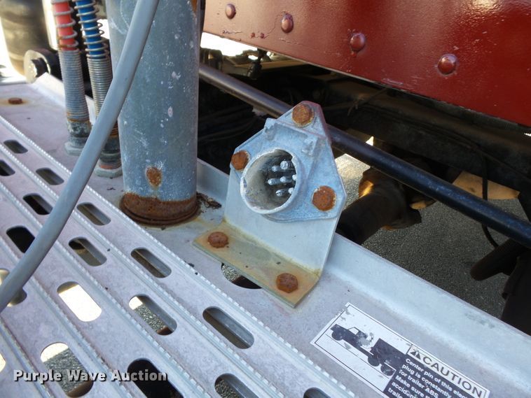 image for item H1182 2004 Peterbilt 379 semi truck