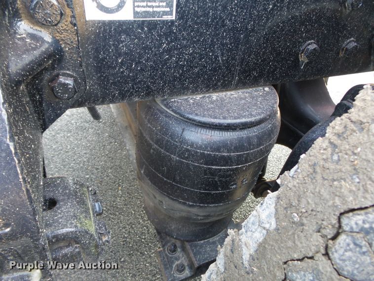 image for item H1182 2004 Peterbilt 379 semi truck