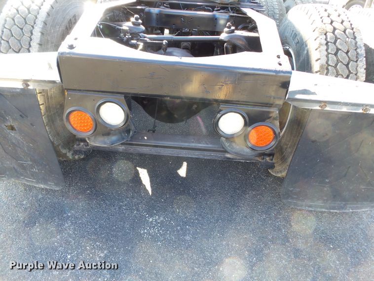 image for item H1182 2004 Peterbilt 379 semi truck