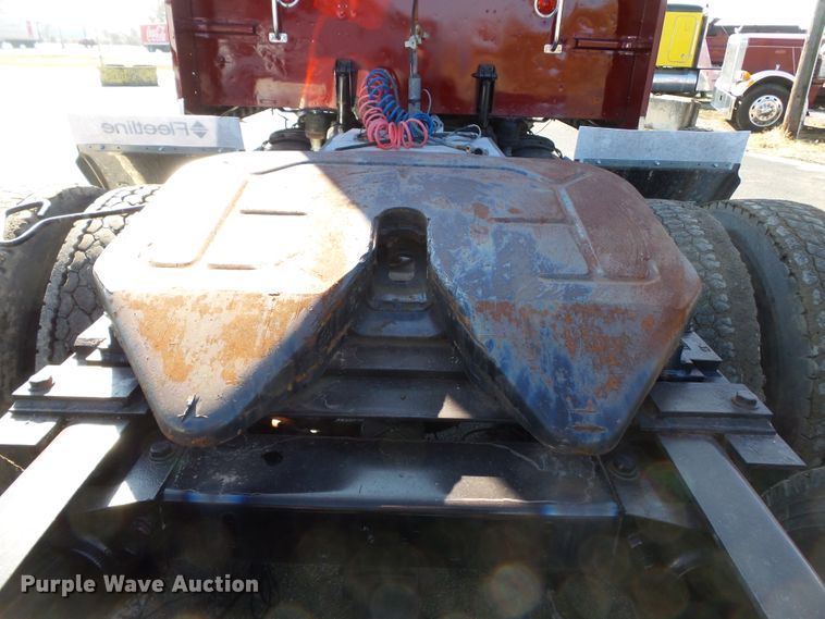 image for item H1182 2004 Peterbilt 379 semi truck