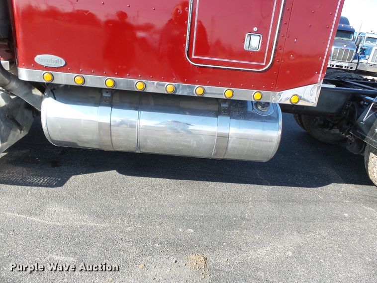 image for item H1182 2004 Peterbilt 379 semi truck