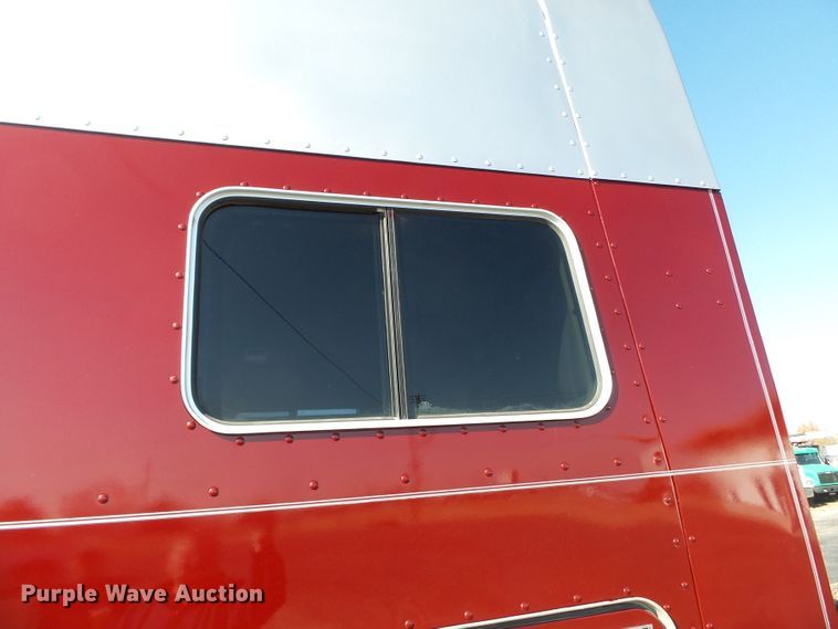 image for item H1182 2004 Peterbilt 379 semi truck