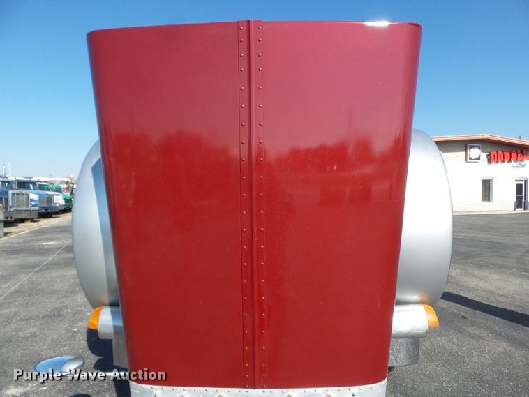 image for item H1182 2004 Peterbilt 379 semi truck