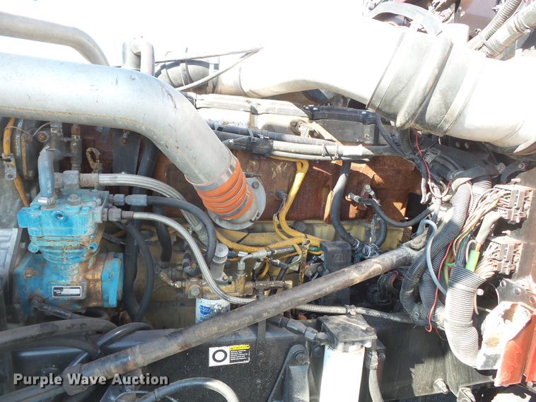 image for item H1182 2004 Peterbilt 379 semi truck