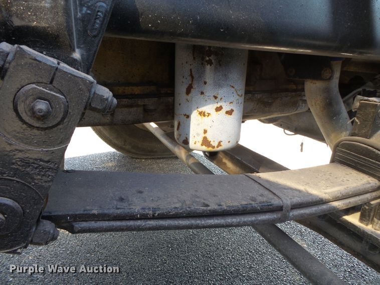 image for item H1182 2004 Peterbilt 379 semi truck