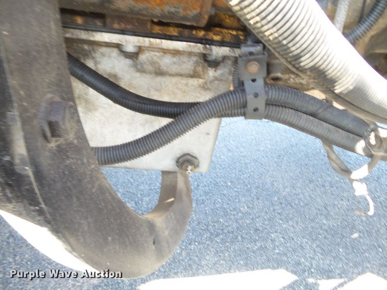 image for item H1182 2004 Peterbilt 379 semi truck