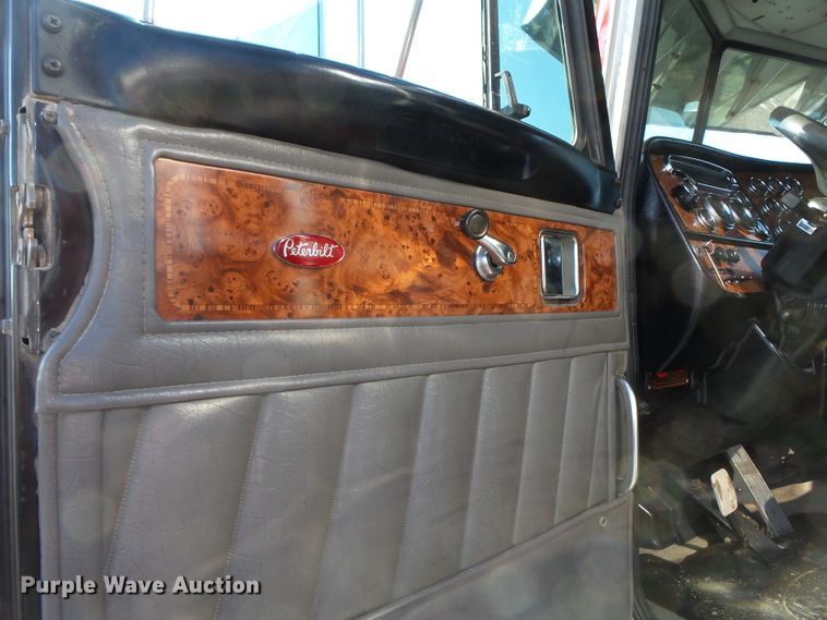 image for item H1182 2004 Peterbilt 379 semi truck