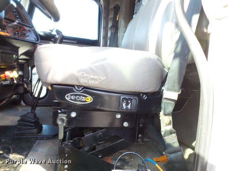 image for item H1182 2004 Peterbilt 379 semi truck