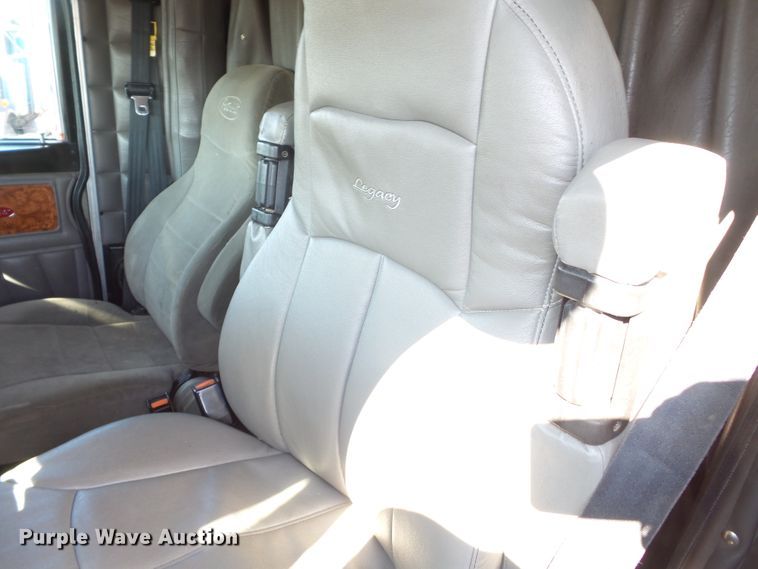 image for item H1182 2004 Peterbilt 379 semi truck