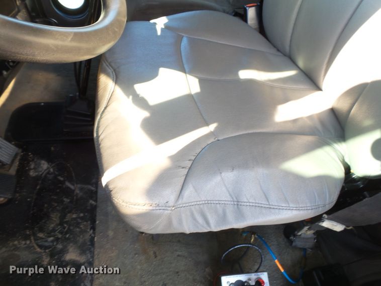 image for item H1182 2004 Peterbilt 379 semi truck