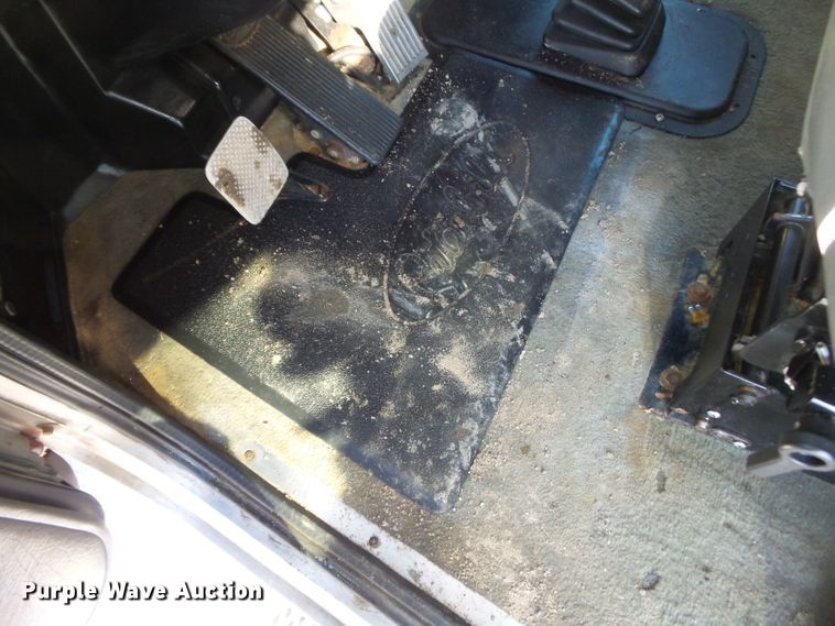 image for item H1182 2004 Peterbilt 379 semi truck