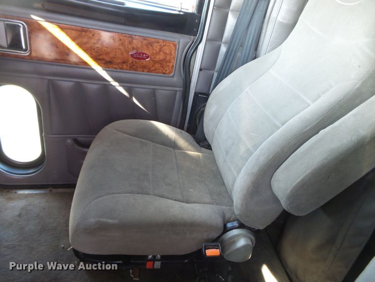 image for item H1182 2004 Peterbilt 379 semi truck