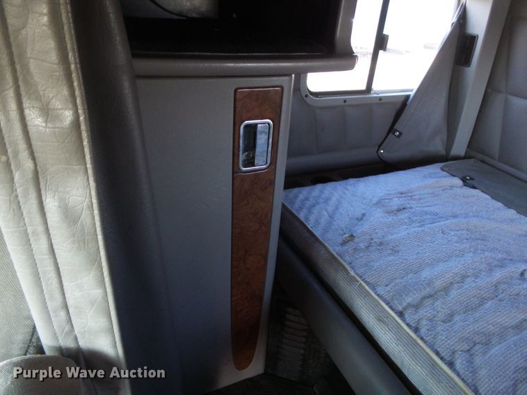 image for item H1182 2004 Peterbilt 379 semi truck