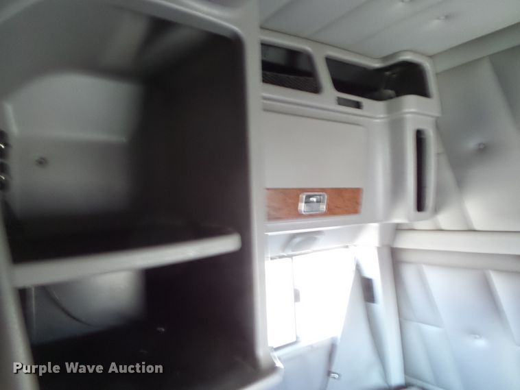 image for item H1182 2004 Peterbilt 379 semi truck