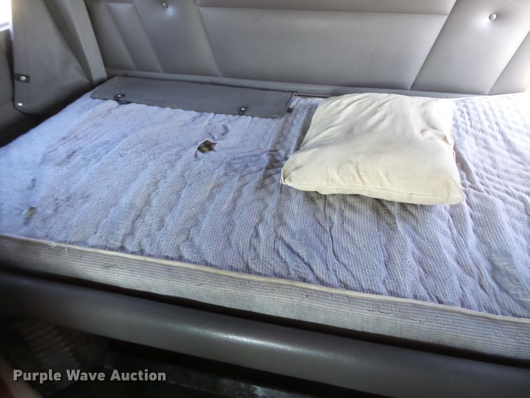 image for item H1182 2004 Peterbilt 379 semi truck