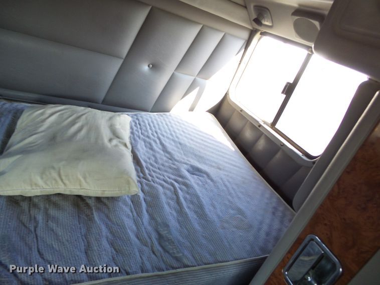 image for item H1182 2004 Peterbilt 379 semi truck