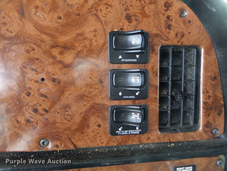 image for item H1182 2004 Peterbilt 379 semi truck