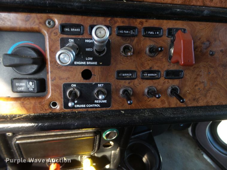 image for item H1182 2004 Peterbilt 379 semi truck