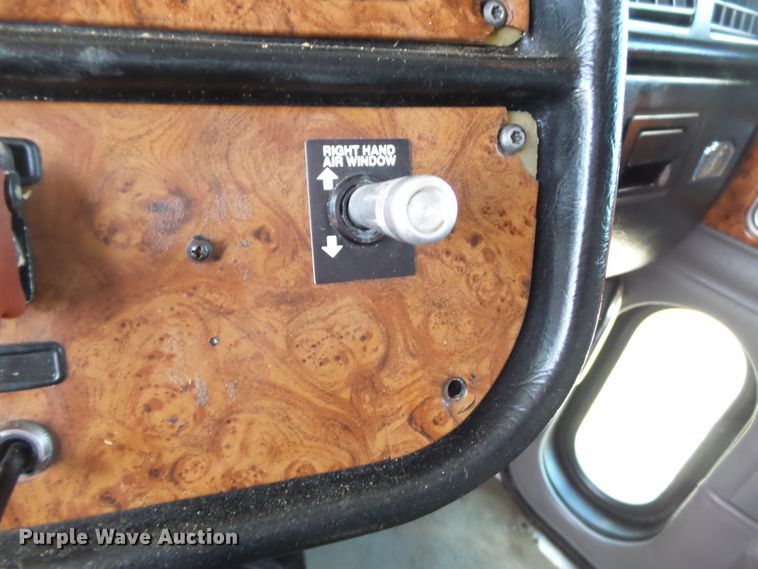 image for item H1182 2004 Peterbilt 379 semi truck