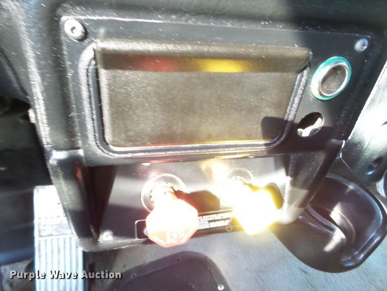 image for item H1182 2004 Peterbilt 379 semi truck