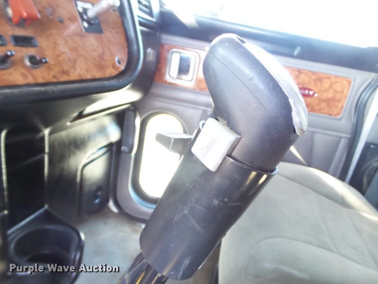 image for item H1182 2004 Peterbilt 379 semi truck