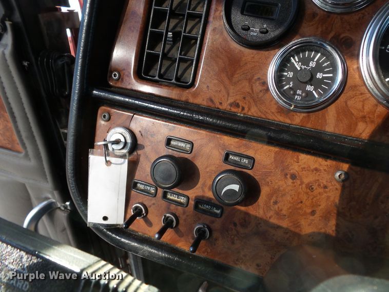 image for item H1182 2004 Peterbilt 379 semi truck