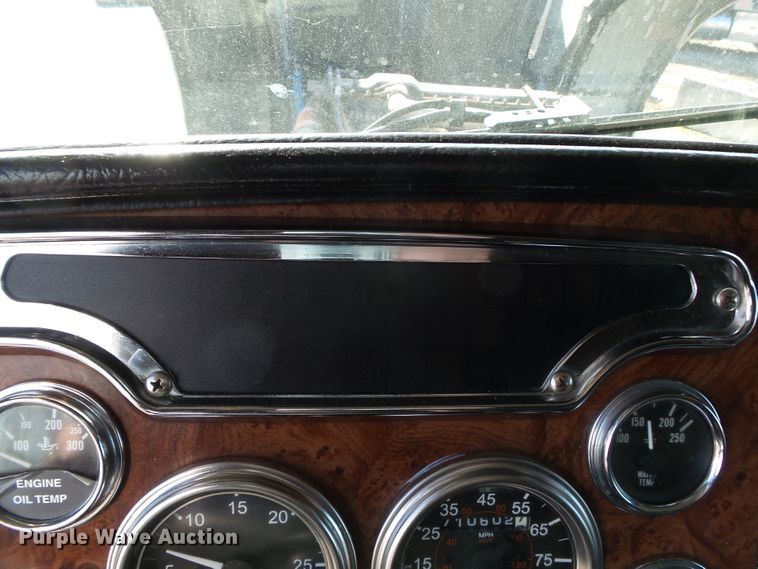 image for item H1182 2004 Peterbilt 379 semi truck