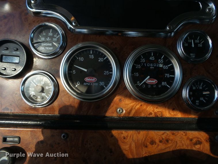 image for item H1182 2004 Peterbilt 379 semi truck