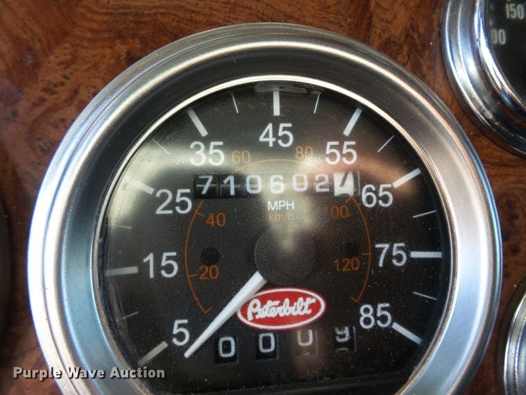 image for item H1182 2004 Peterbilt 379 semi truck