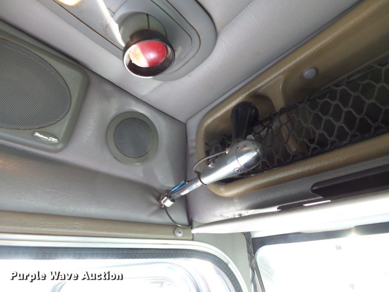 image for item H1182 2004 Peterbilt 379 semi truck