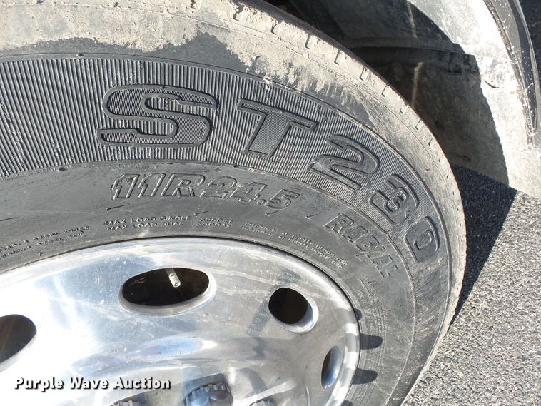 image for item H1182 2004 Peterbilt 379 semi truck