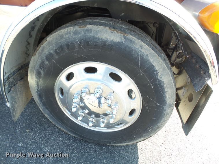 image for item H1182 2004 Peterbilt 379 semi truck