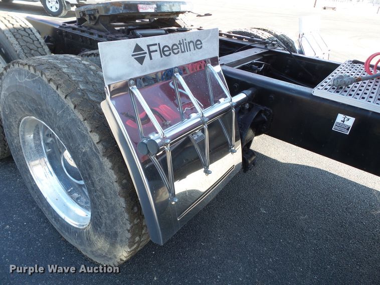 image for item H1182 2004 Peterbilt 379 semi truck