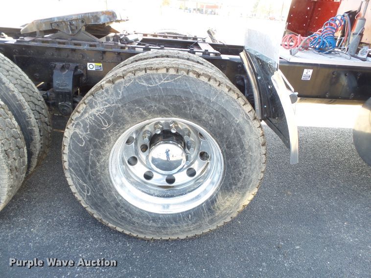 image for item H1182 2004 Peterbilt 379 semi truck