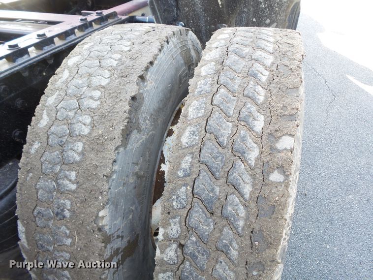 image for item H1182 2004 Peterbilt 379 semi truck