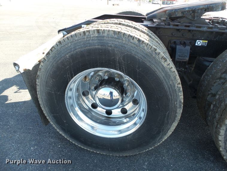 image for item H1182 2004 Peterbilt 379 semi truck