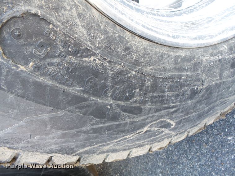 image for item H1182 2004 Peterbilt 379 semi truck