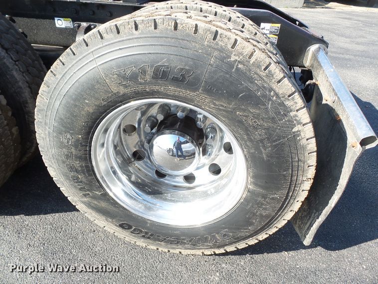 image for item H1182 2004 Peterbilt 379 semi truck