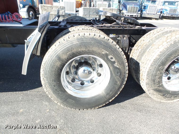 image for item H1182 2004 Peterbilt 379 semi truck