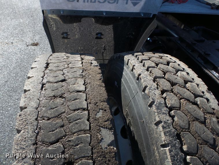 image for item H1182 2004 Peterbilt 379 semi truck