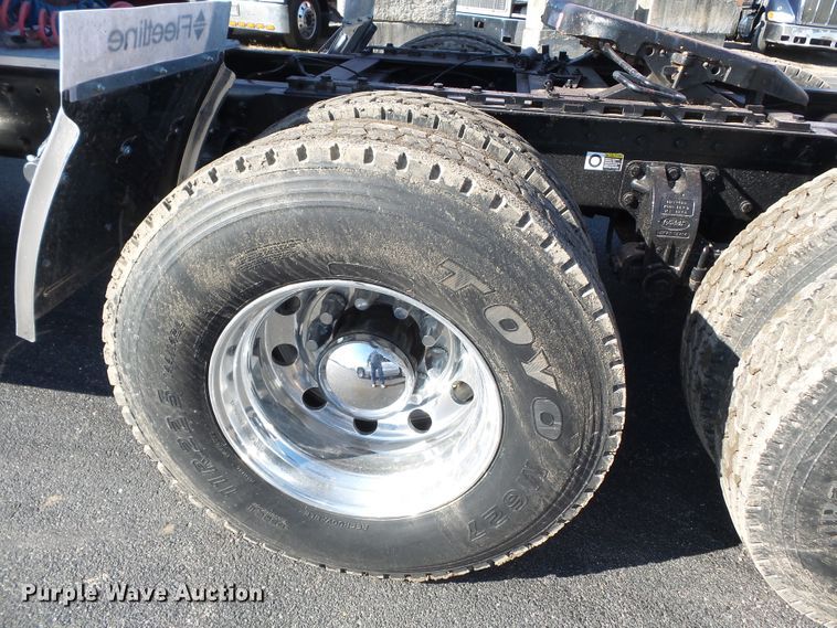 image for item H1182 2004 Peterbilt 379 semi truck