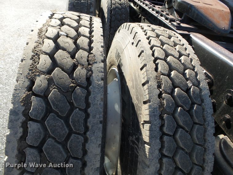 image for item H1182 2004 Peterbilt 379 semi truck