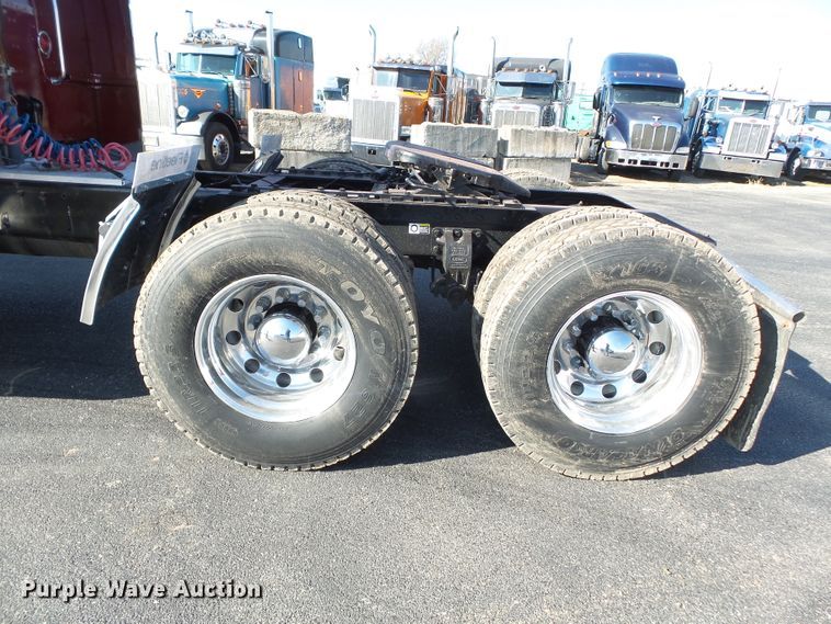 image for item H1182 2004 Peterbilt 379 semi truck