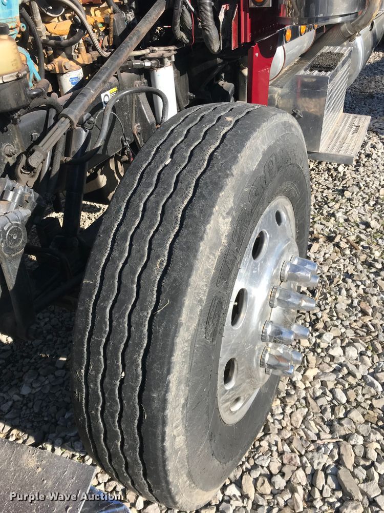 image for item H1182 2004 Peterbilt 379 semi truck