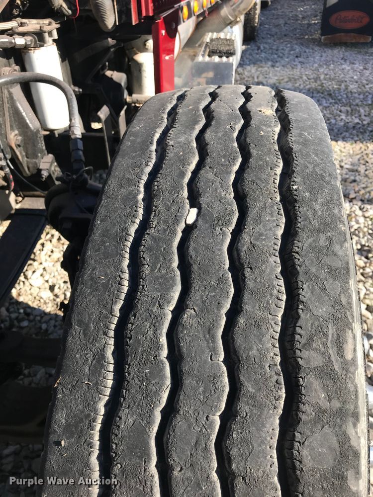 image for item H1182 2004 Peterbilt 379 semi truck