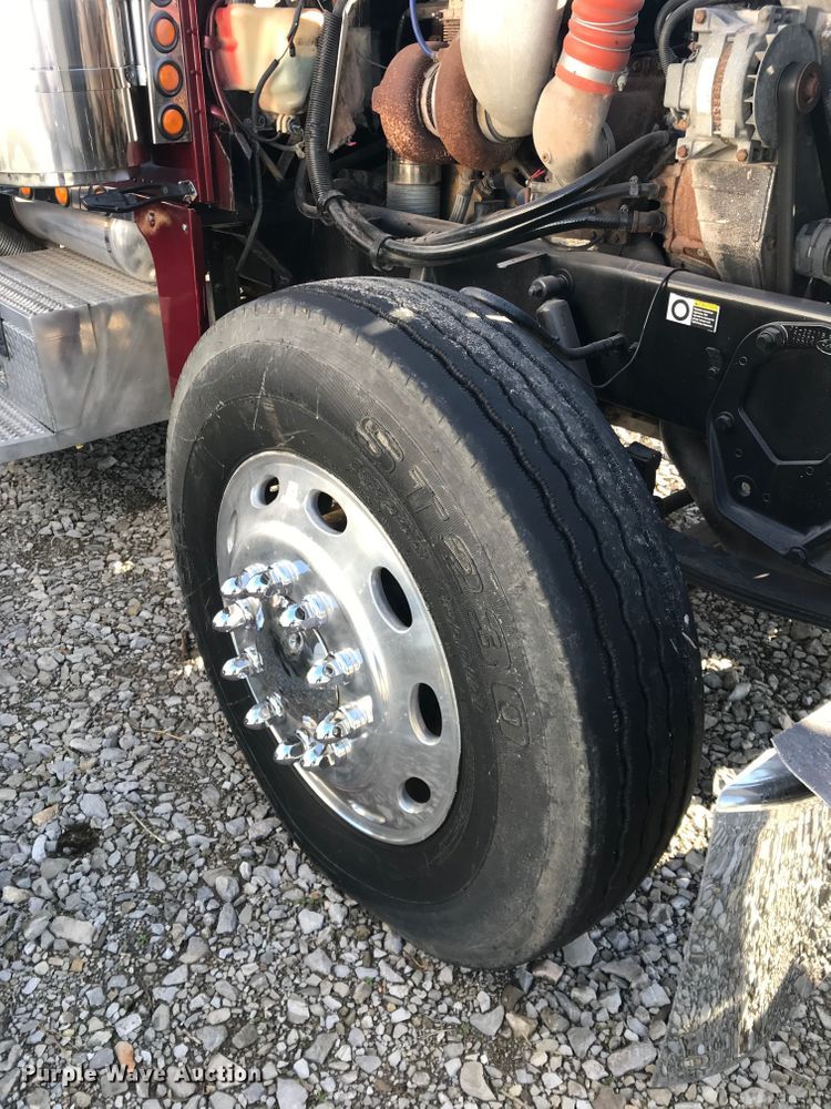 image for item H1182 2004 Peterbilt 379 semi truck