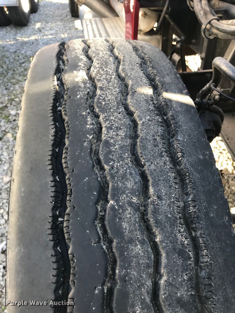 image for item H1182 2004 Peterbilt 379 semi truck