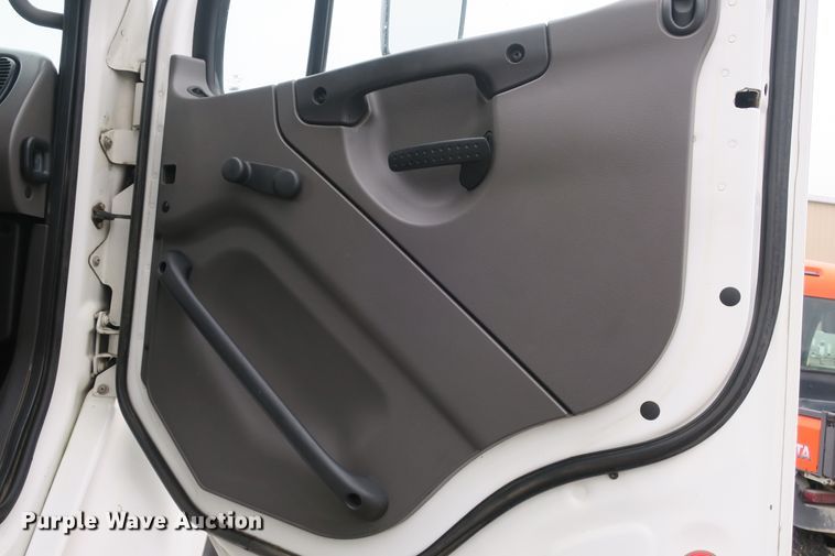 image for item DB10150 2005 Freightliner Business Class M2 roll-off container truck